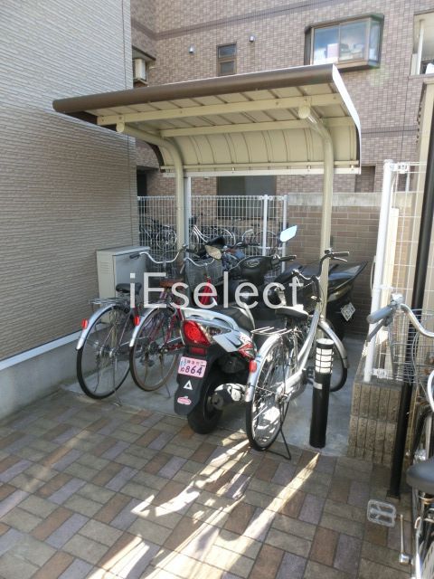 駐車場　屋根付きの駐輪場あります