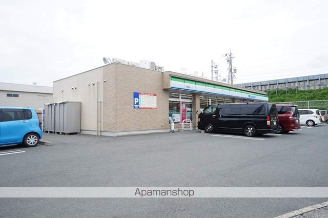 コンビニ　ファミリーマート（コンビニ）まで1698m
