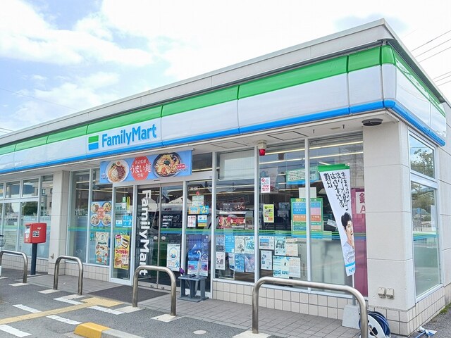 コンビニ　ファミリーマート（コンビニ）まで300m