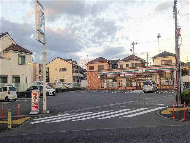コンビニ　セブンイレブン（コンビニ）まで581m