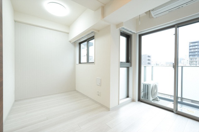 居室・リビング　優しい色合いの床材を使用した居住空間です。