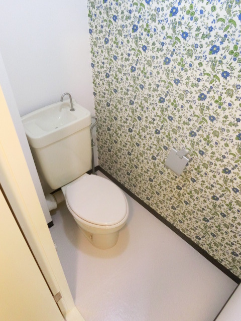 トイレ　アクセントクロスがオシャレなトイレです。