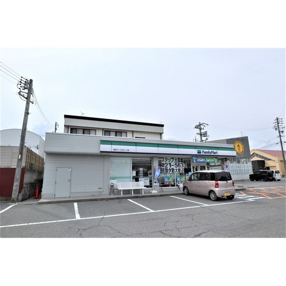 コンビニ　ファミリーマート飯田アップルロー（コンビニ）まで1005m