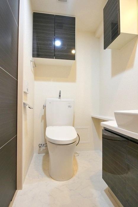トイレ　落ち着いた色調のトイレです