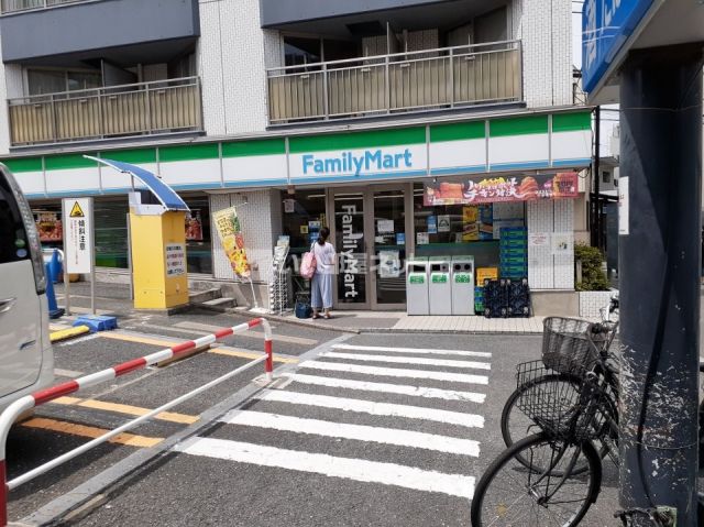 コンビニ　ファミリーマート牛込柳町駅前店（コンビニ）まで408m