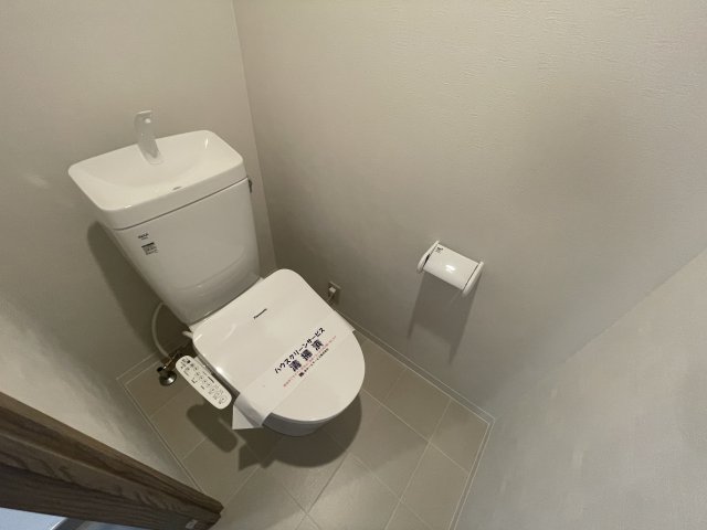 トイレ　温水洗浄便座付きで便利です