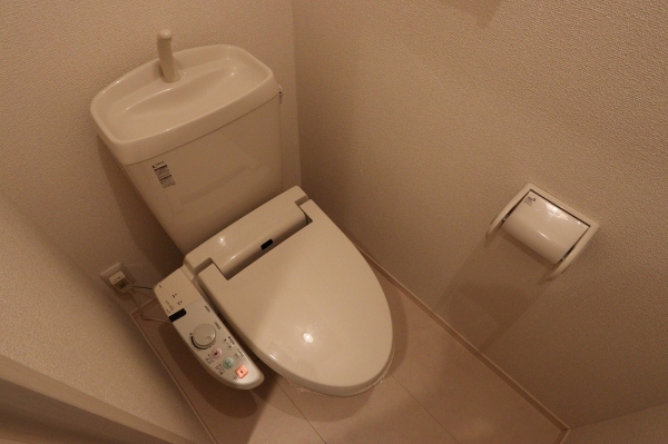 トイレ　温水シャワー付きトイレです