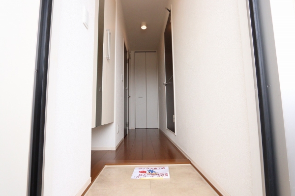 玄関　玄関を入ると廊下があります