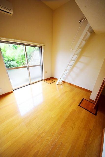 居室・リビング　★斜光の入る明るいお部屋★