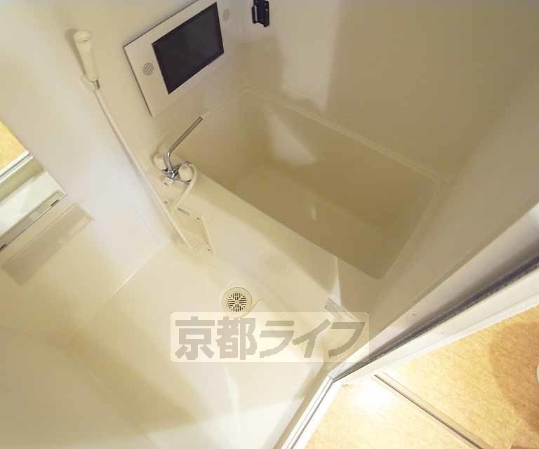 バス・シャワールーム　清潔感のあるバスルームです。