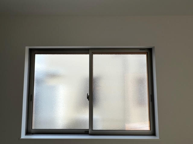 その他部屋・スペース　角部屋のためLDKは二面採光です。白い内装の室内を明るく照ら