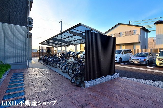 その他共有部分　敷地内に屋根付きの駐輪場があります。