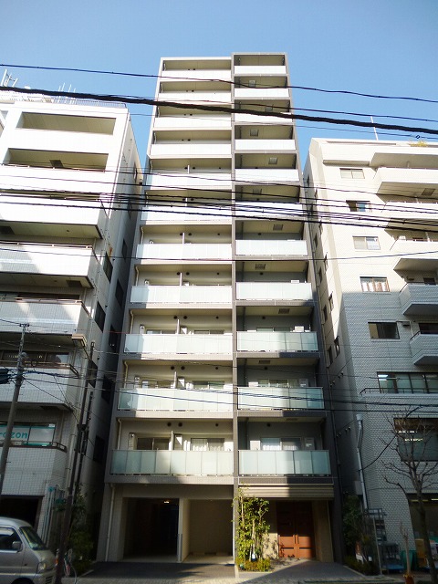 建物外観　近隣には複数のスーパー・コンビニ生活便利