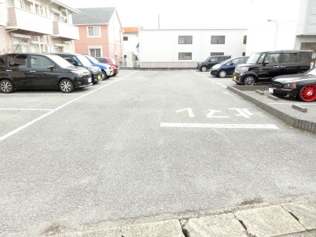 駐車場　広々駐車場で楽々駐車できます