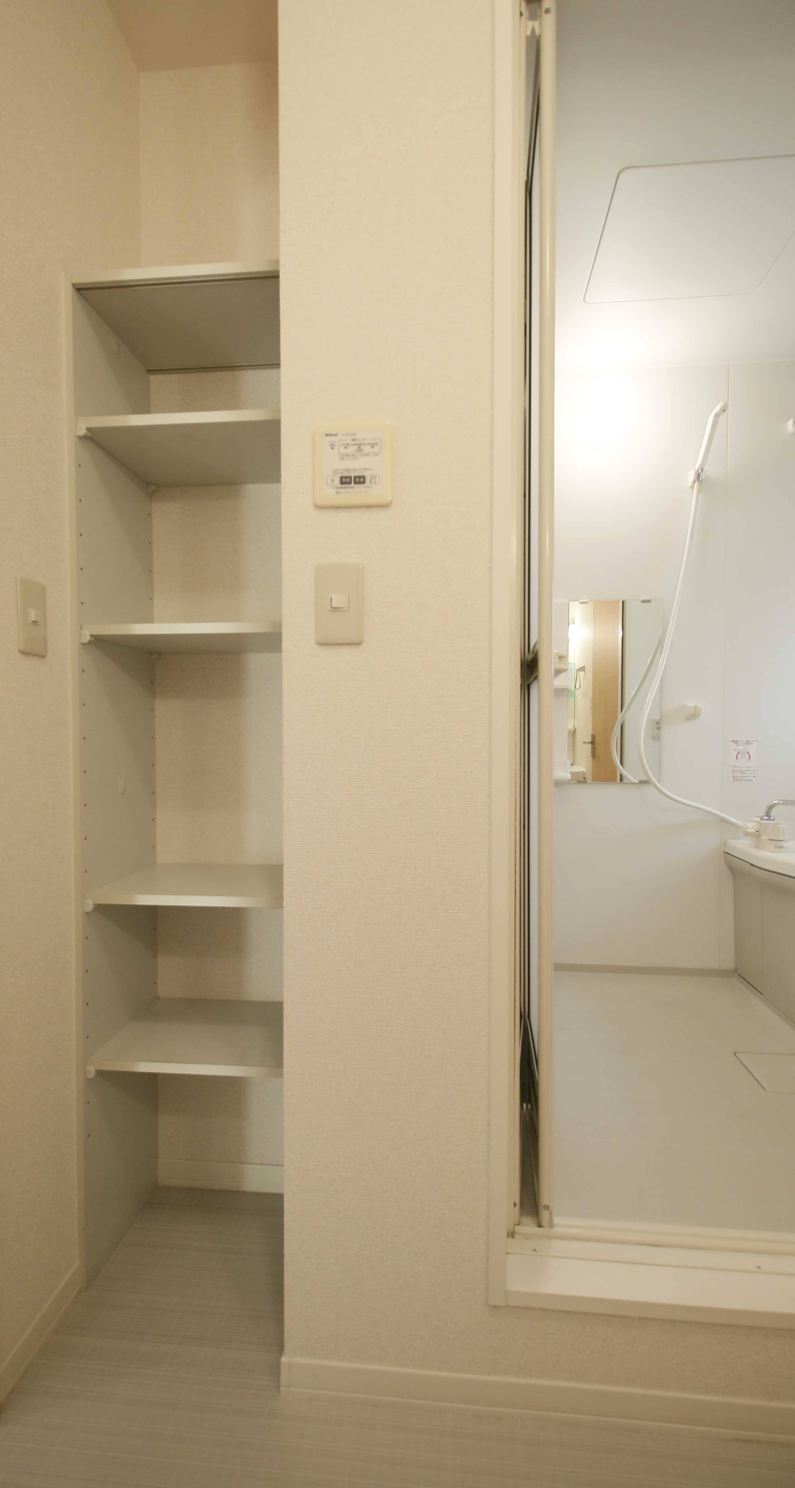 その他部屋・スペース　タオル等の収納に便利な可動棚