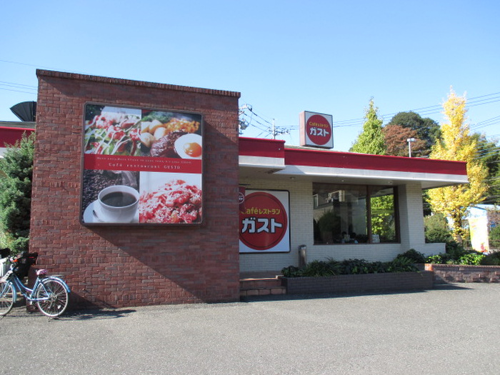 飲食店　ガスト（飲食店）まで490m