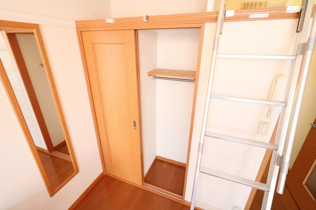 その他　棚がついて便利なクローゼットです。同タイプの物件写真です。