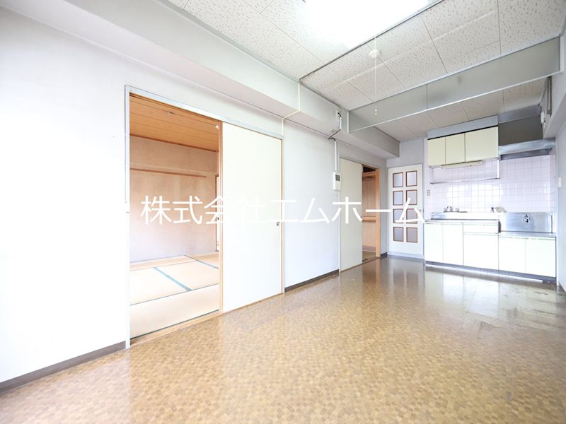 居室・リビング　LDK10.5帖　南向き　南側和室8帖とつなげても使えます