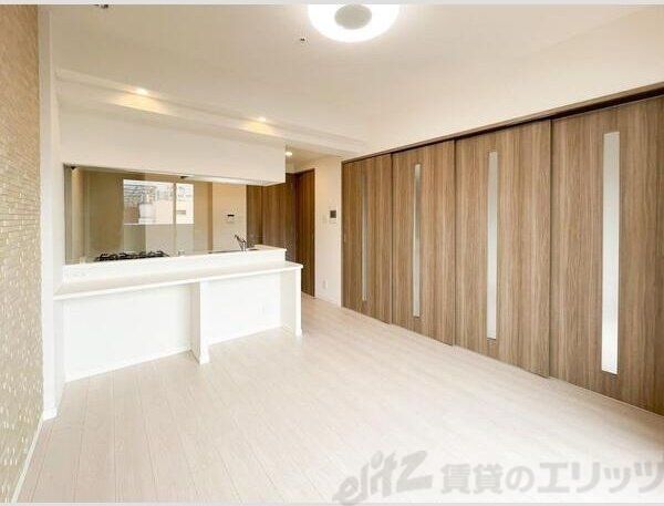 スプランディッド江坂駅前の居間写真