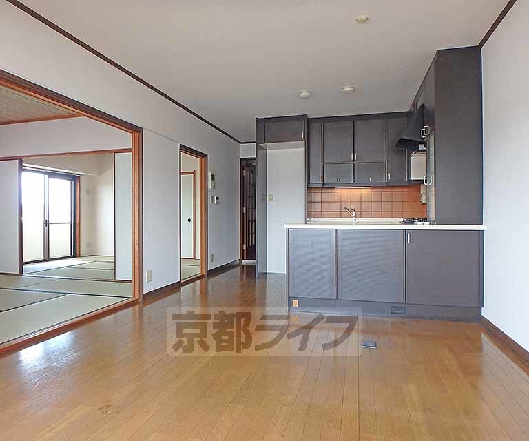 地下鉄烏丸線 北大路駅 徒歩11分 7階建 築39年の居間写真