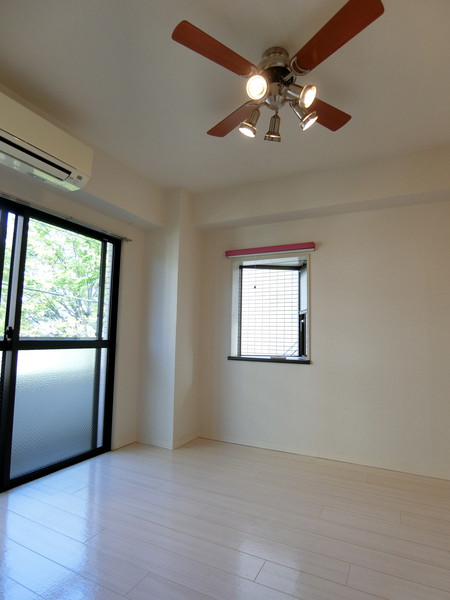 その他部屋・スペース　洋室6.5帖☆バルコニーに繋がる角部屋二面採光のお部屋です！