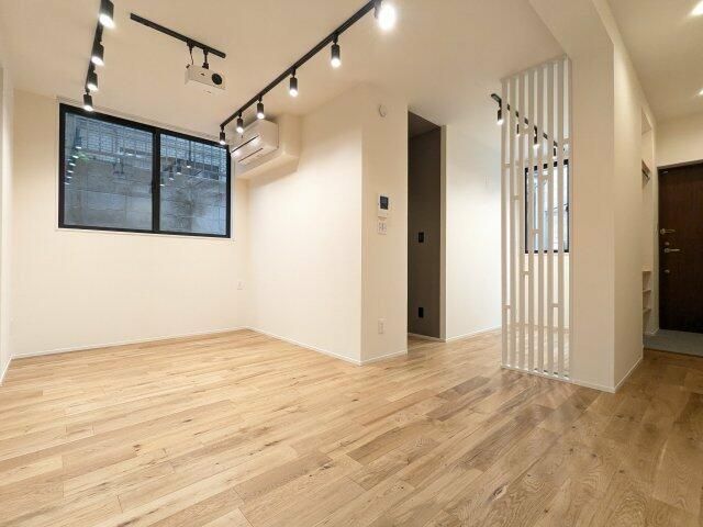 居室・リビング　こちらの居間で趣味の時間をお楽しみください