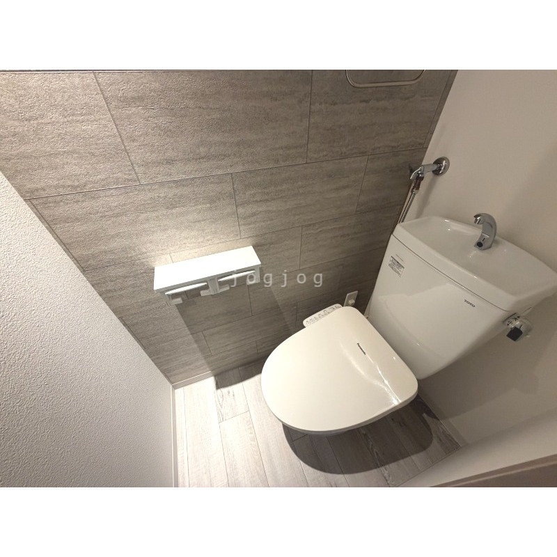 トイレ　嬉しい温水洗浄便座付きのトイレです。