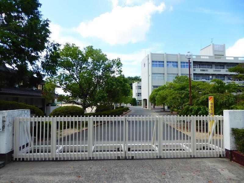 中学校　坂出中学校（中学校）まで900m