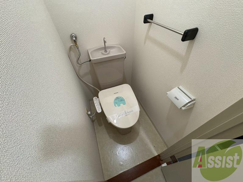トイレ　こちらはトイレです。清潔感があり、安心して使用できます。