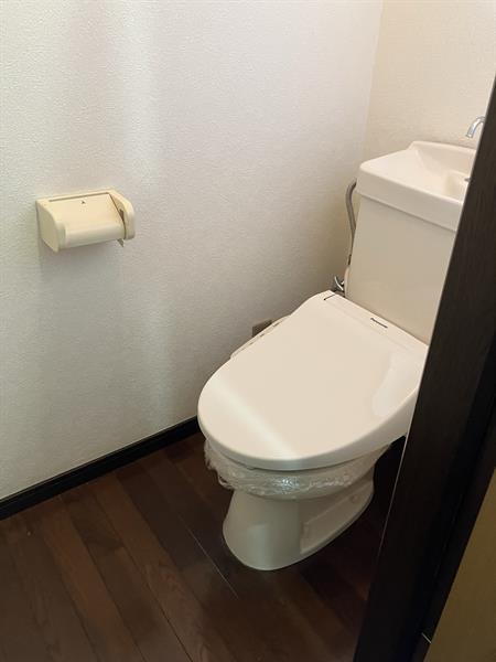トイレ　窓付きの明るいトイレです