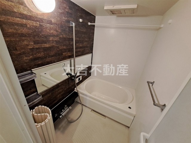 バス・シャワールーム　※別部屋の写真です