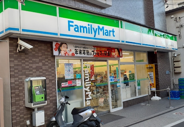 コンビニ　ファミリーマート浦和駅東口店（コンビニ）まで183m