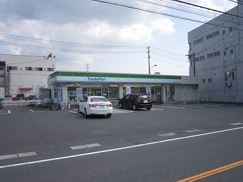 コンビニ　ファミリーマート八木二丁目店（コンビニ）まで562m