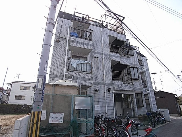 下木田マンションの建物外観