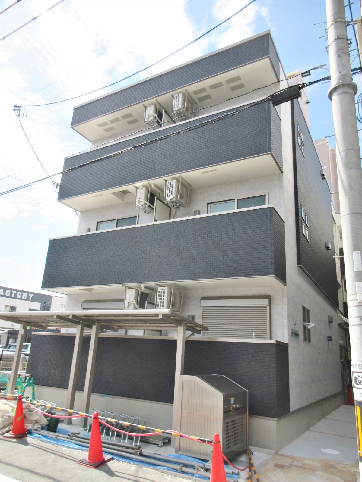 大阪市平野区長吉長原のアパートの建物外観