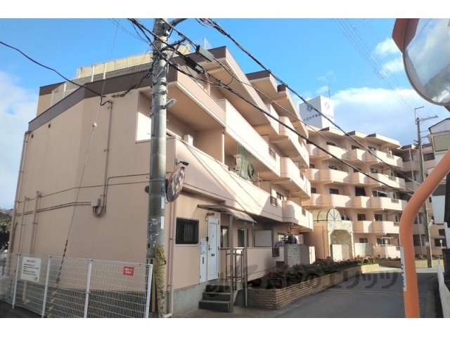生駒市小平尾町のマンションの建物外観