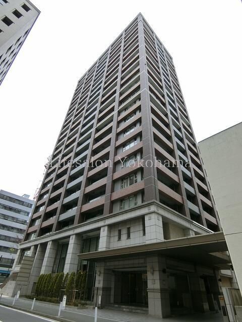 横浜市中区日本大通のマンションの建物外観
