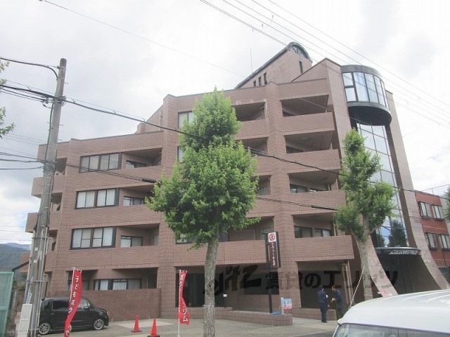 亀岡市余部町のマンションの建物外観