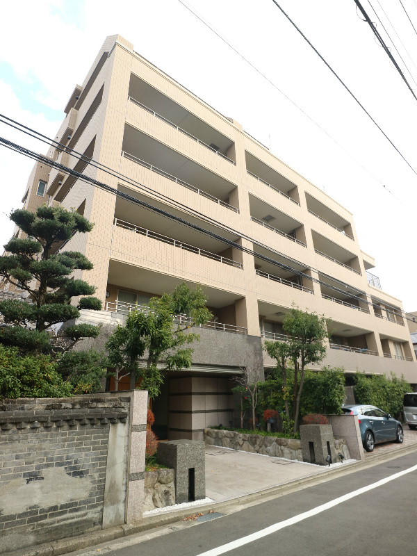 【福岡市早良区西新のマンションの建物外観】