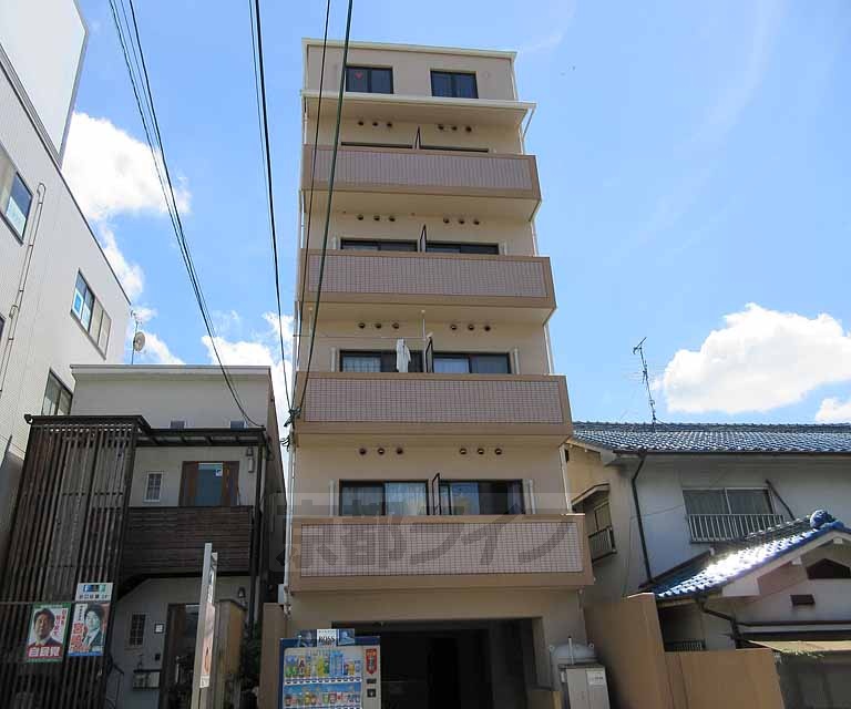 京都市伏見区石田大受町のマンションの建物外観