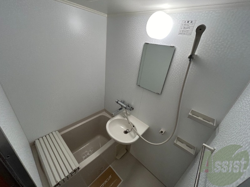 バス・シャワールーム　浴室はシンプル。一人暮らしにはちょうど良いサイズですね。