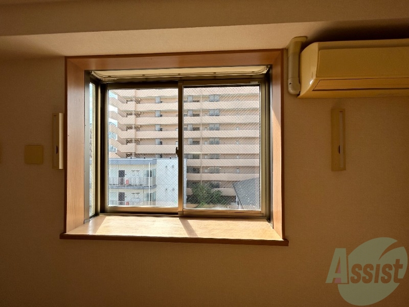 バルコニー　バルコニーはございませんが出窓がありました。