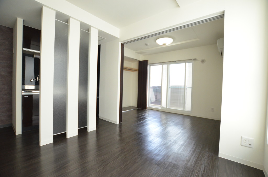 居室・リビング　退去前につき、同タイプの参考写真です。