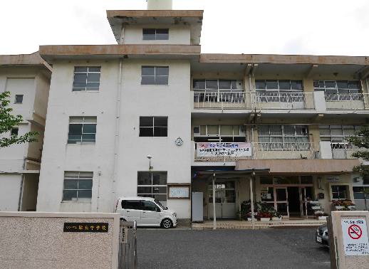 中学校　【北九州市立緑丘中学校】（中学校）まで529m