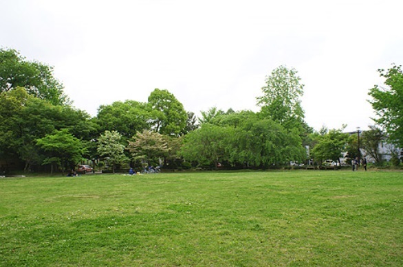 【越谷市北越谷のアパートの公園】