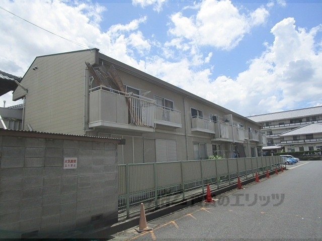 天理市勾田町のアパートの建物外観