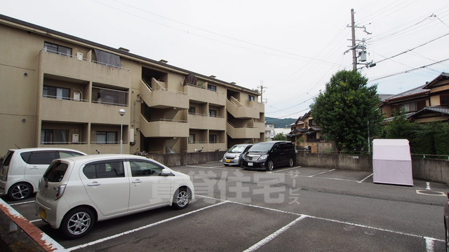 【京都市右京区嵯峨広沢御所ノ内町のマンションの駐車場】