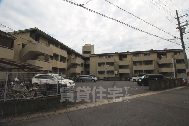 【京都市右京区嵯峨広沢御所ノ内町のマンションの建物外観】