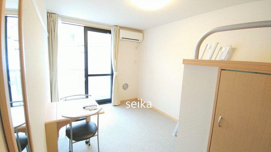 居室・リビング　１階はフローリング、2階以上はカーペット