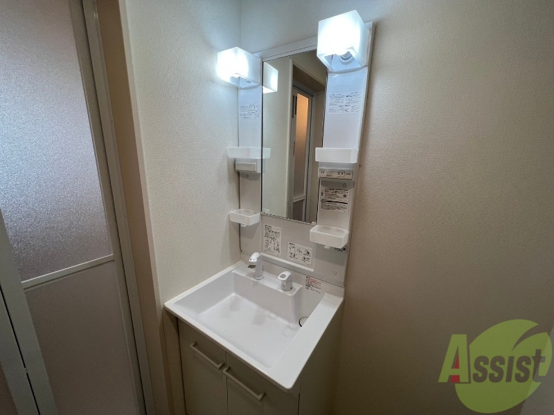 洗面設備　洗面化粧台も独立しており、洗面台の棚も利便性がありますね。